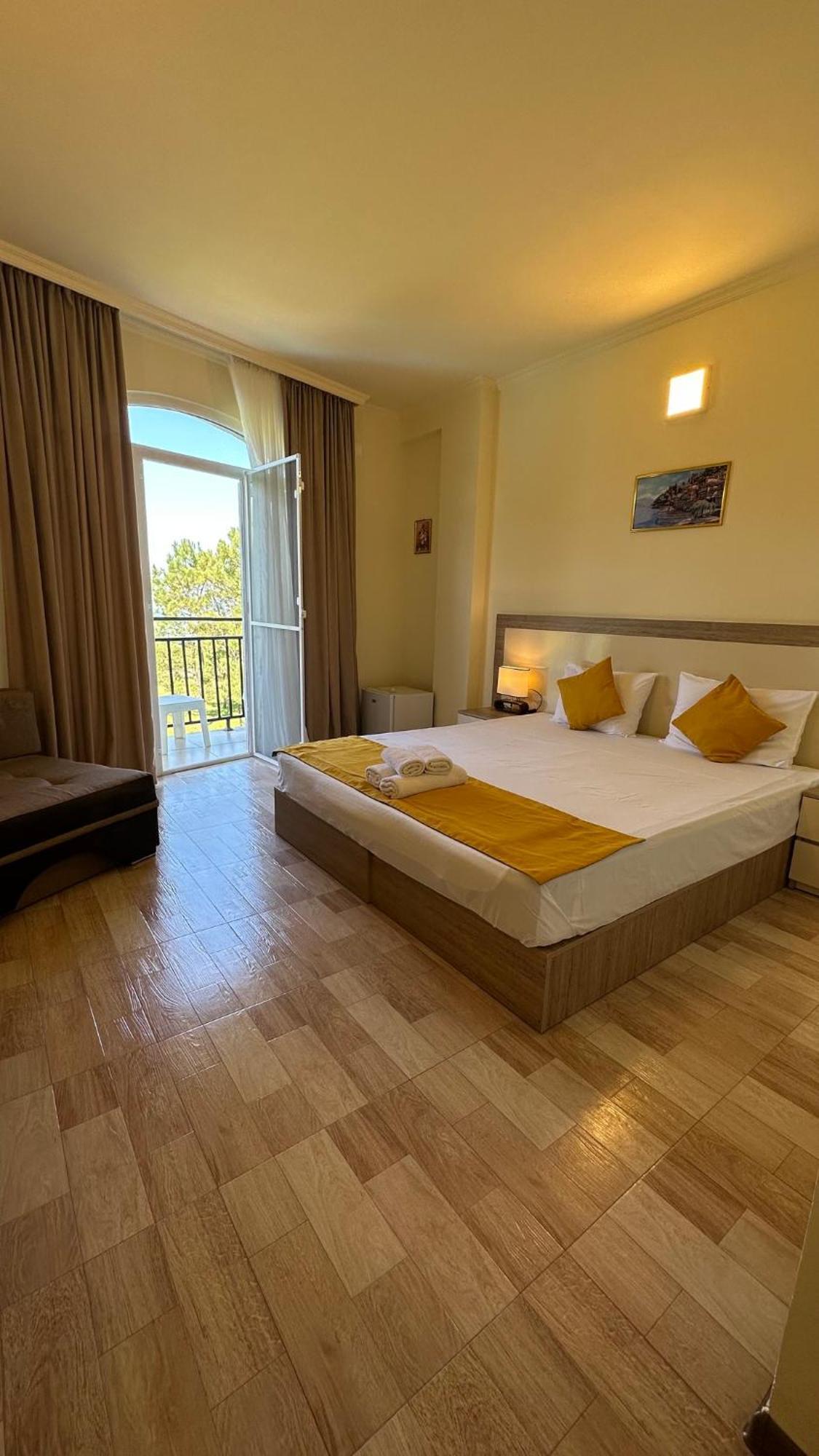 שקווטילי Iveria Elli Hotel מראה חיצוני תמונה